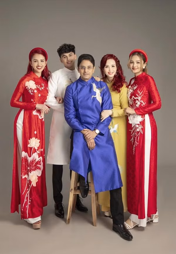 Là hoa hậu giỏi ngoại ngữ lấy chồng ngoại quốc, từng đi khắp năm châu bốn bể nhưng Diệu Hoa vẫn luôn gìn giữ phong tục, tập quán của người Việt. Từ nhiều năm nay, gia đình chị luôn duy trì truyền thống đón Tết tại Việt Nam.