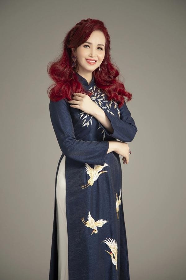 hông chỉ có vẻ đẹp quý phái, Diệu Hoa còn nổi tiếng là hoa hậu đa tài, thông thạo 5 thứ tiếng: Anh, Pháp, Nga, Ấn và Thái. Năm 2006, chị được ghi vào sách kỷ lục Việt Nam với tư cách "Hoa hậu thông thạo nhiều thứ tiếng nhất".