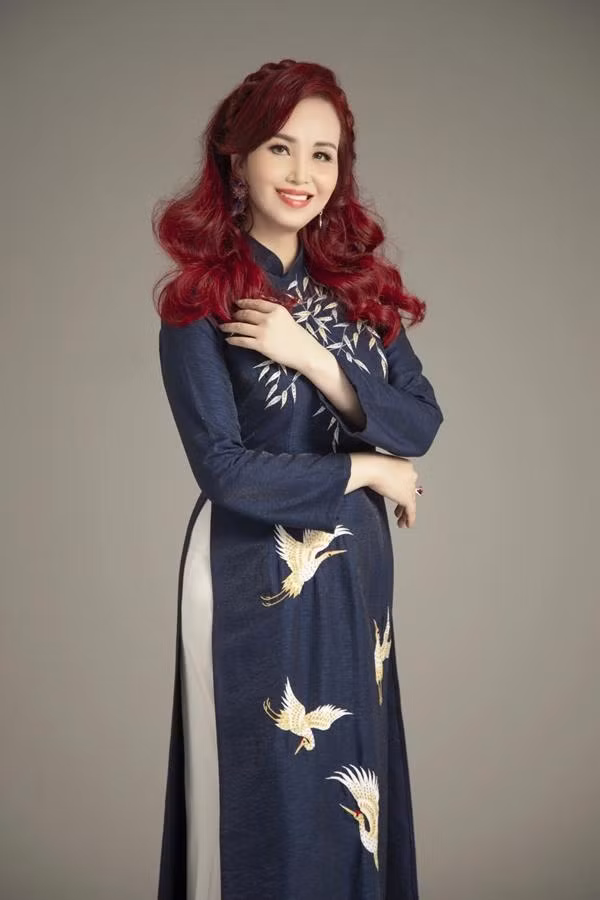 Không chỉ có vẻ đẹp quý phái, Diệu Hoa còn nổi tiếng là hoa hậu đa tài, thông thạo 5 thứ tiếng: Anh, Pháp, Nga, Ấn và Thái. Năm 2006, chị được ghi vào sách kỷ lục Việt Nam với tư cách "Hoa hậu thông thạo nhiều thứ tiếng nhất".