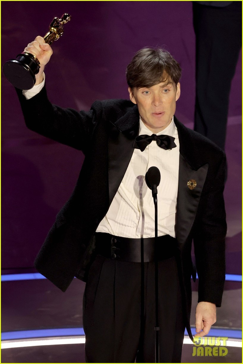 Cillian Murphy giành tượng vàng Oscar đầu tiên cho mình ở hạng mục Nam chính hay nhất tại Lễ trao giải Oscar 2024, nhờ màn hóa thân xuất sắc thành “cha đẻ bom nguyên tử” J. Robert Oppenheimer trong phim Oppenheimer. Ảnh: JustJared.