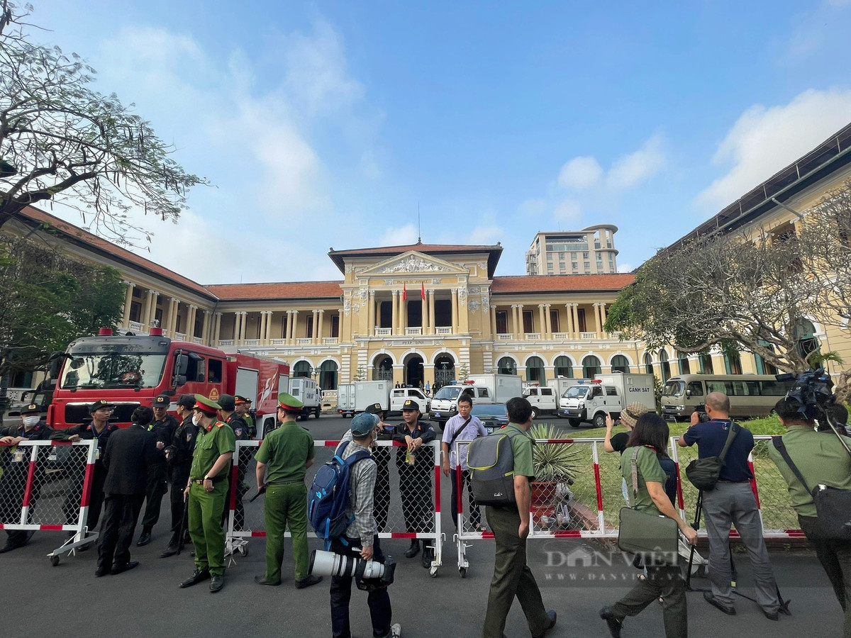 Sáng nay, TAND TP.HCM tổ chức phiên xét xử sơ thẩm vụ án xảy ra tại Tập đoàn Vạn Thịnh Phát, Ngân hàng TMCP Sài Gòn (SCB) với 86 bị cáo. An ninh được thắt chặt với nhiều lớp rào chắn cùng hàng trăm chiến sĩ công an, CSCĐ, lực lượng an ninh và dân quân tự vệ.