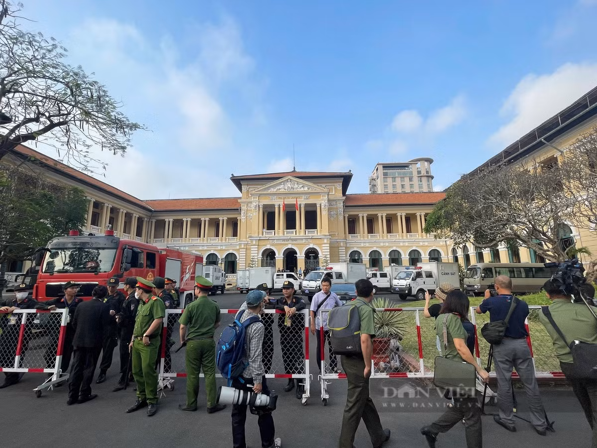 Sáng nay, TAND TP.HCM tổ chức phiên xét xử sơ thẩm vụ án xảy ra tại Tập đoàn Vạn Thịnh Phát, Ngân hàng TMCP Sài Gòn (SCB) với 86 bị cáo. An ninh được thắt chặt với nhiều lớp rào chắn cùng hàng trăm chiến sĩ công an, CSCĐ, lực lượng an ninh và dân quân tự vệ.