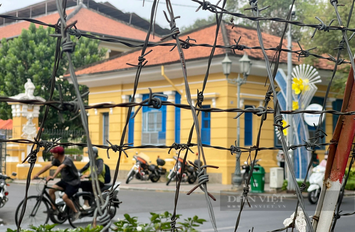 Hàng rào kẽm gai trước TAND TP.HCM sẽ dựng cho đến khi phiên tòa xét xử sơ thẩm vụ án Vạn Thịnh Phát kết thúc gần cuối tháng 4, để đảm bảo an ninh cho công tác xét xử.