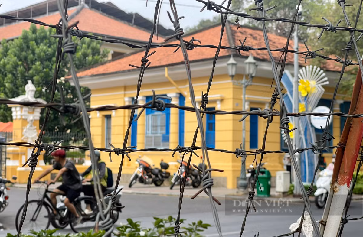 Hàng rào kẽm gai trước TAND TP.HCM sẽ dựng cho đến khi phiên tòa xét xử sơ thẩm vụ án Vạn Thịnh Phát kết thúc gần cuối tháng 4, để đảm bảo an ninh cho công tác xét xử.