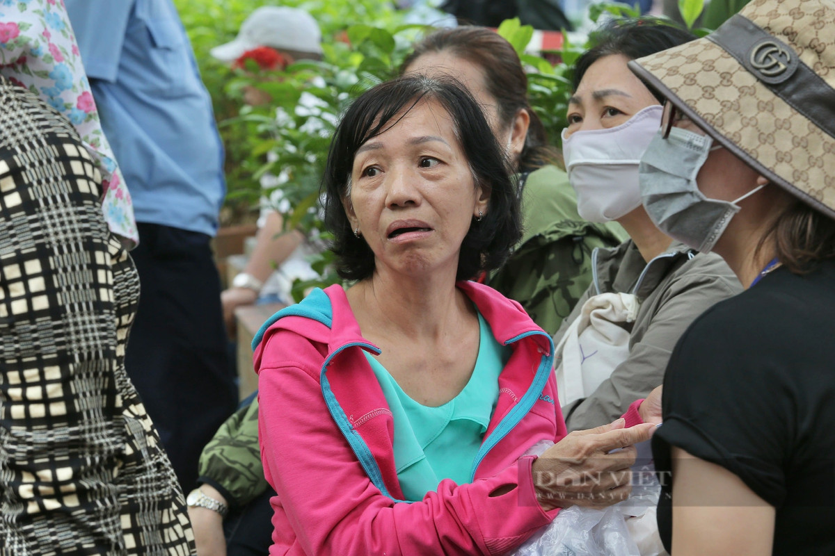 Là nạn nhân trong việc mua trái phiếu, bà Hạnh (62 tuổi), cho biết cả cuộc đời bà làm lụng vất vả, đổ mồ hôi, máu và nước mắt mới có được hơn 600 triệu đồng. Số tiền này bà đến gửi tiết kiệm tại SCB nhưng được tư vấn mua trái phiếu.