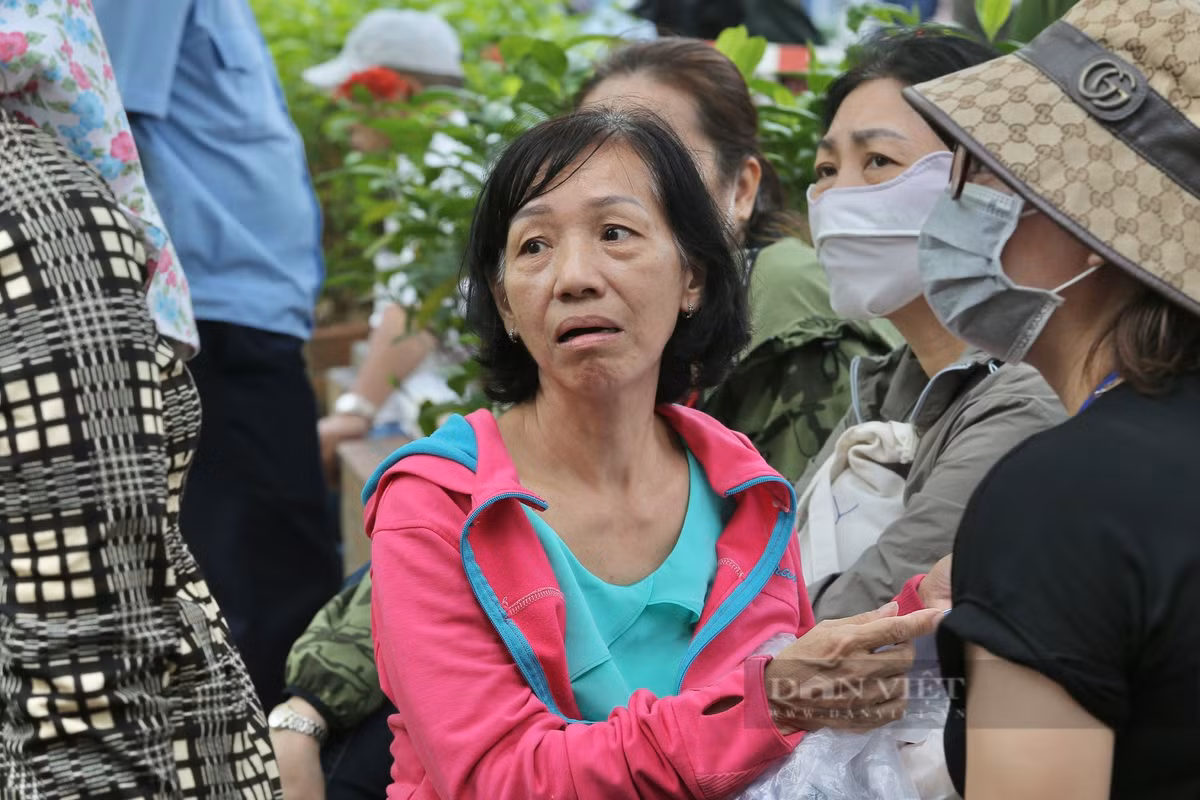 Là nạn nhân trong việc mua trái phiếu, bà Hạnh (62 tuổi), cho biết cả cuộc đời bà làm lụng vất vả, đổ mồ hôi, máu và nước mắt mới có được hơn 600 triệu đồng. Số tiền này bà đến gửi tiết kiệm tại SCB nhưng được tư vấn mua trái phiếu.