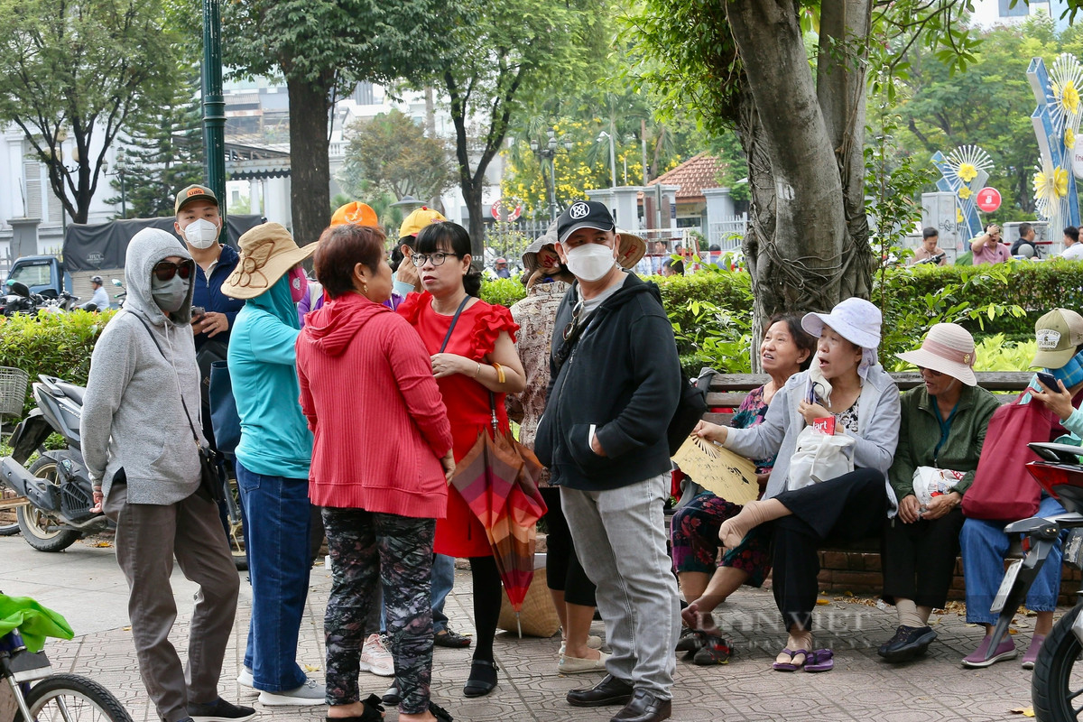 Đây là vụ án lớn, phức tạp, số lượng bị cáo và nhân chứng đông nên cơ quan chức năng hạn chế số người tham dự. Chỉ những người được triệu tập mới được vào trong tham dự phiên toà. Do đó, nhiều người dân chỉ có thể tập trung tại công viên đối diện TAND TP.HCM nghe ngóng thông tin phiên toà.