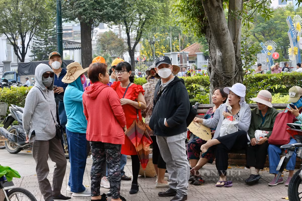 Đây là vụ án lớn, phức tạp, số lượng bị cáo và nhân chứng đông nên cơ quan chức năng hạn chế số người tham dự. Chỉ những người được triệu tập mới được vào trong tham dự phiên toà. Do đó, nhiều người dân chỉ có thể tập trung tại công viên đối diện TAND TP.HCM nghe ngóng thông tin phiên toà.
