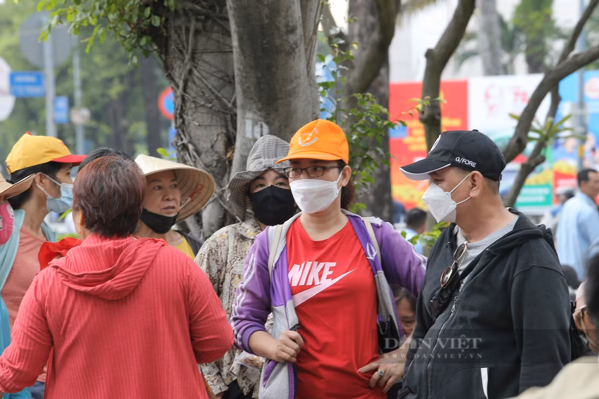 Kết thúc phiên xét xử buổi sáng, những người dân này lầm lũi ra về, vì biết được thông tin phiên tòa này chưa xét xử các nội dung liên quan đến quyền lợi của mình.