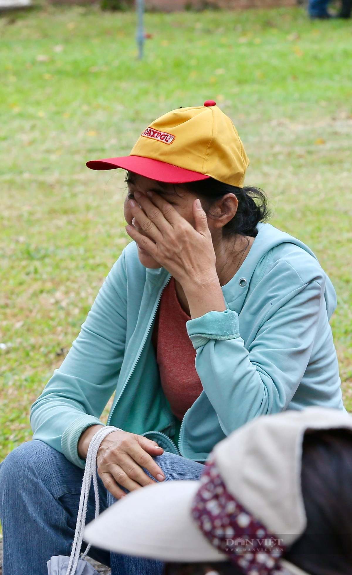 Trong khi đó, một người phụ nữ khác lau vội dòng ngước mắt khi nghe những người cùng cảnh ngộ kể về số phận éo le giống mình liên quan đến vụ án Vạn Thịnh Phát.