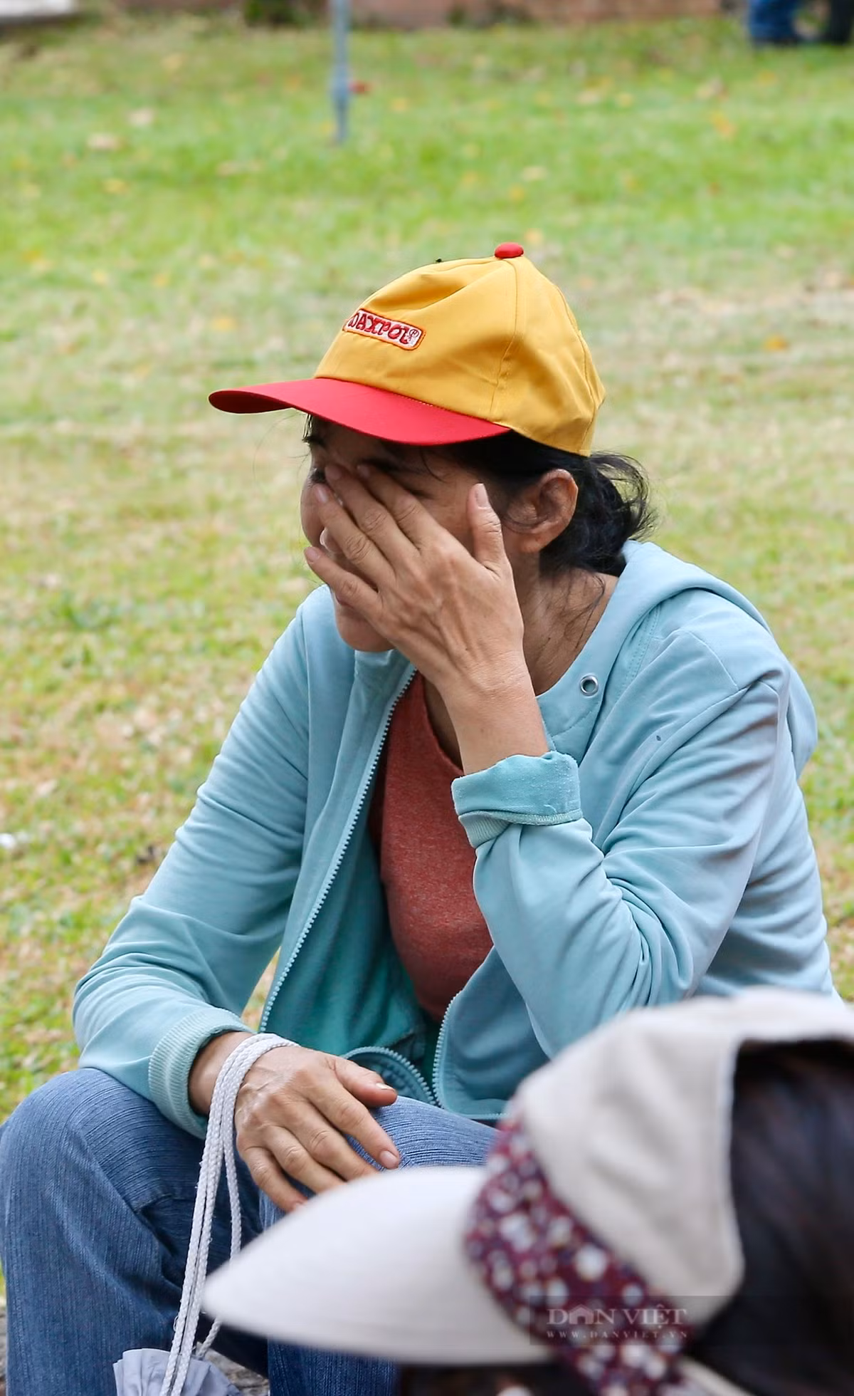 Trong khi đó, một người phụ nữ khác lau vội dòng ngước mắt khi nghe những người cùng cảnh ngộ kể về số phận éo le giống mình liên quan đến vụ án Vạn Thịnh Phát.