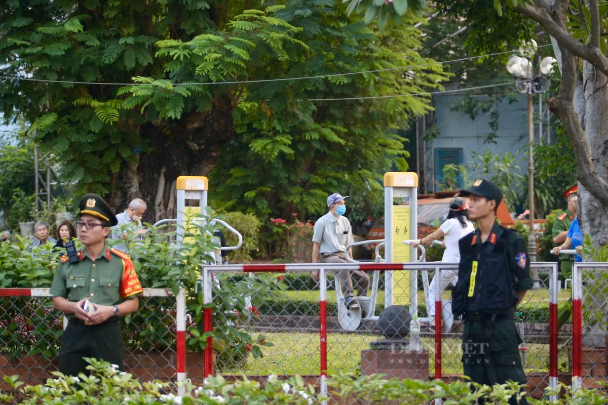 Tại phía công viên đối diện TAND TP.HCM trên đường Nam Kỳ Khởi Nghĩa (quận 1), các hàng rào chắn cũng được dựng lên để hạn chế người dân đi lại vào khu vực phía trước tòa án. Phía trong hàng rào, nhiều người dân vẫn thoải mái tập thể dục đầu ngày.