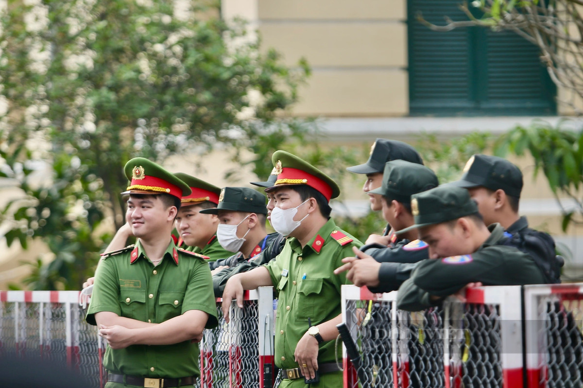 Tại các khu vực hạn chế đi lại, lực lượng chức năng luôn túc trực để bảo vệ an ninh cho phiên tòa xét xử vụ án Vạn Thịnh Phát.