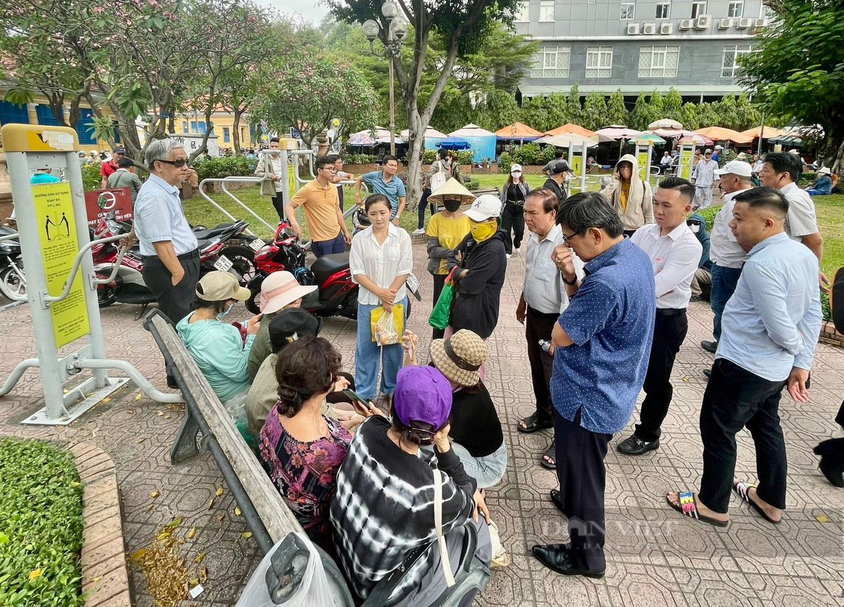 Đến khoảng 9h sáng, khi phiên tòa đang diễn ra, một số người dân bắt đầu tập trung tại công viên để ngóng thông tin của vụ án.