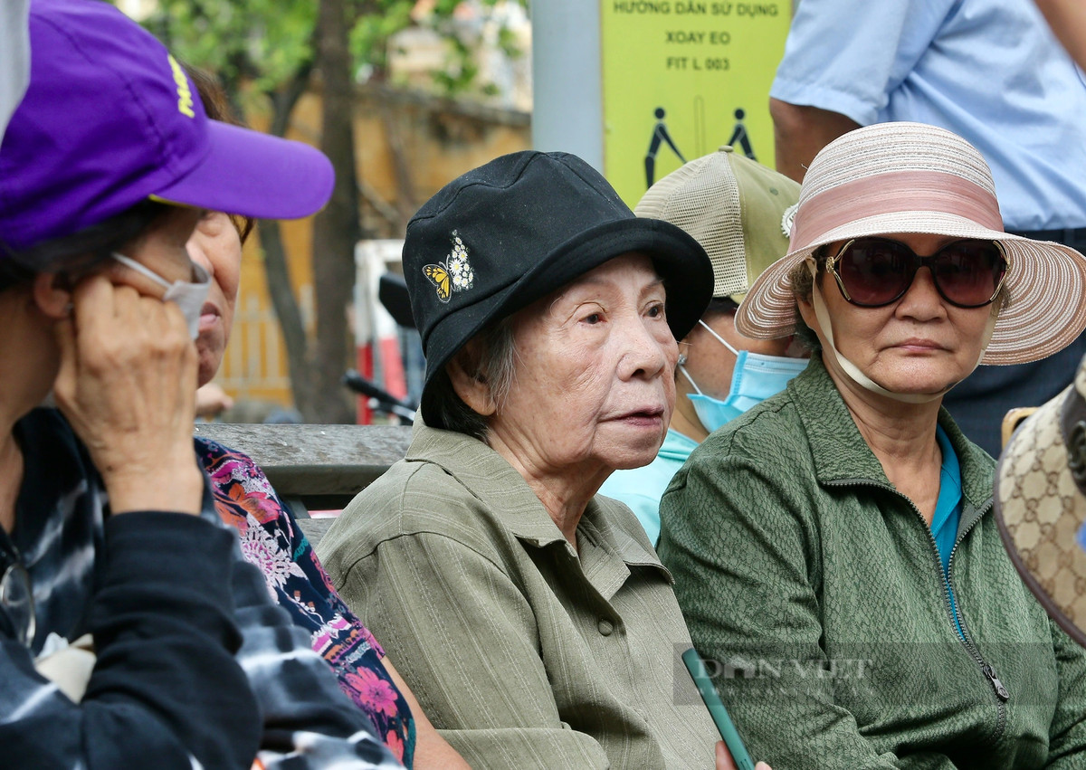 Cụ bà Lệ Hằng (83 tuổi, ngụ TP.HCM) ngồi tại công viên theo dõi thông tin của phiên toà, hy vọng chờ đợi cơ quan chức năng xử lý, trả lại số tiền hơn 14 tỷ đồng cụ bị lừa mua trái phiếu SCB.