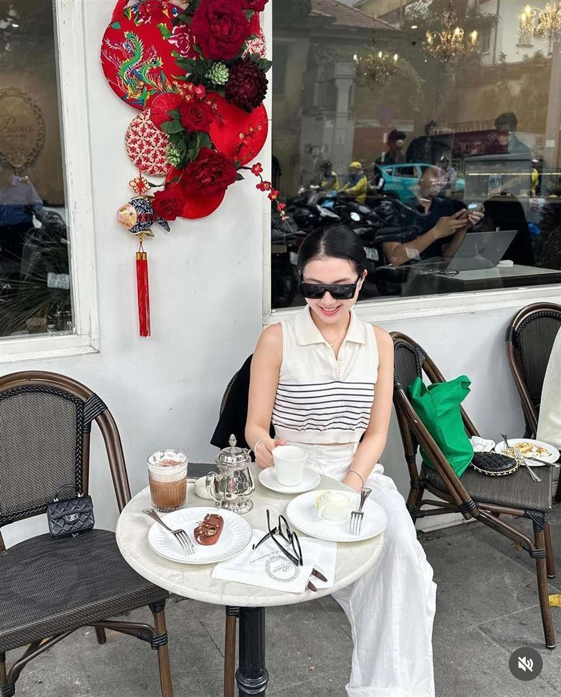 hông thuộc kiểu diễn viên sở hữu gu thời trang sành điệu, hàng hiệu mà Bích Ngọc mỗi bức ảnh chia sẻ đều cho thấy vẻ đời thường.