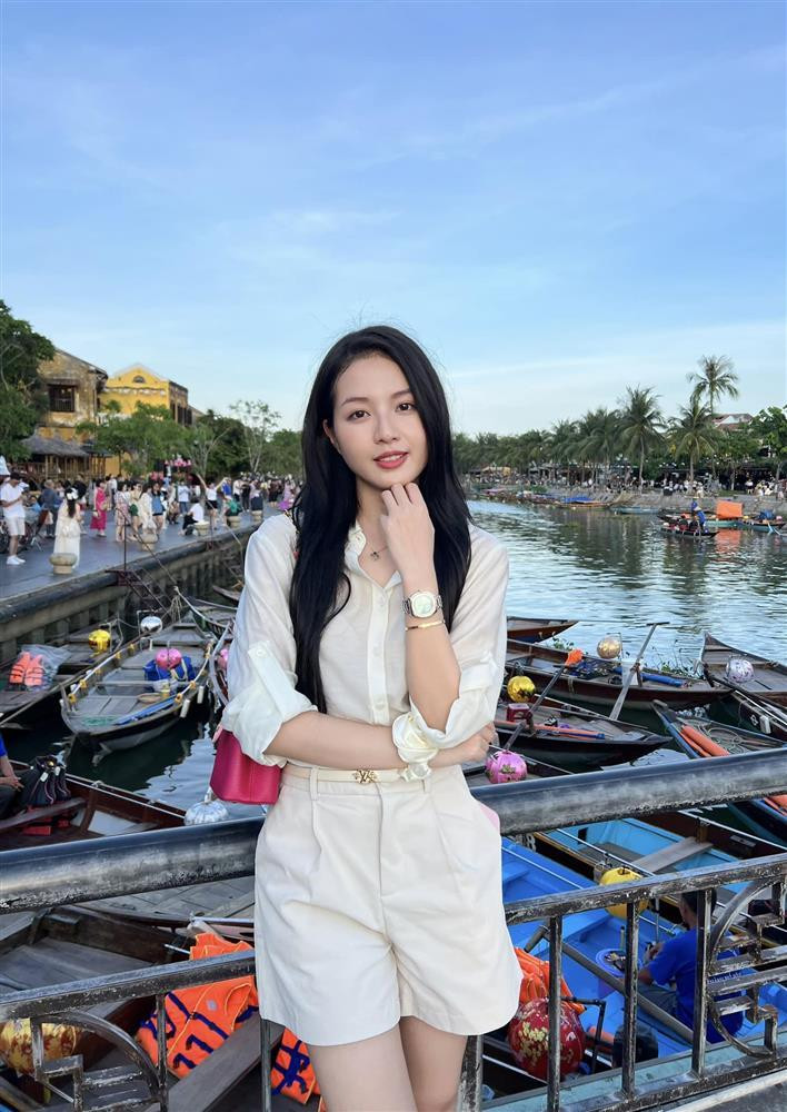 rên trang cá nhân, Bích Ngọc thường xuyên đăng tải hình ảnh đời thường giản dị không kém trên màn ảnh nhưng "điểm cộng" là sự nhẹ nhàng, dịu dàng, nữ tính.