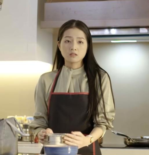 ##b###Bích Ngọc từng là cái tên quen thuộc của phim giờ vàng VTV: Nhà trọ Balanha, Tình yêu và tham vọng, Hương vị tình thân... và phim điện ảnh: Cậu Vàng, Đất rừng phương Nam,... Mới đấy cô trở lại VFC với vai cô giáo Trang giản dị trong "Sao Kim bắn tim Sao Hỏa".