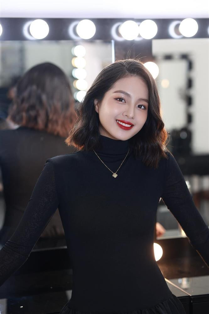 ích Ngọc sinh năm 1997, từng được biết đến là hot girl Đại học Ngoại thương Hà Nội. Vì yêu thích nghề diễn nên cô đã đi theo con đường nghệ thuật.