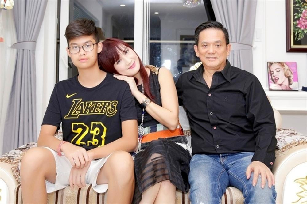 Hiền Mai suýt bị huỷ nhan sắc vì tai nạn, U60 đẹp mặn mà - Hình 3 Hien Mai suyt bi huy nhan sac vi tai nan, U60 dep man ma-Hinh-3