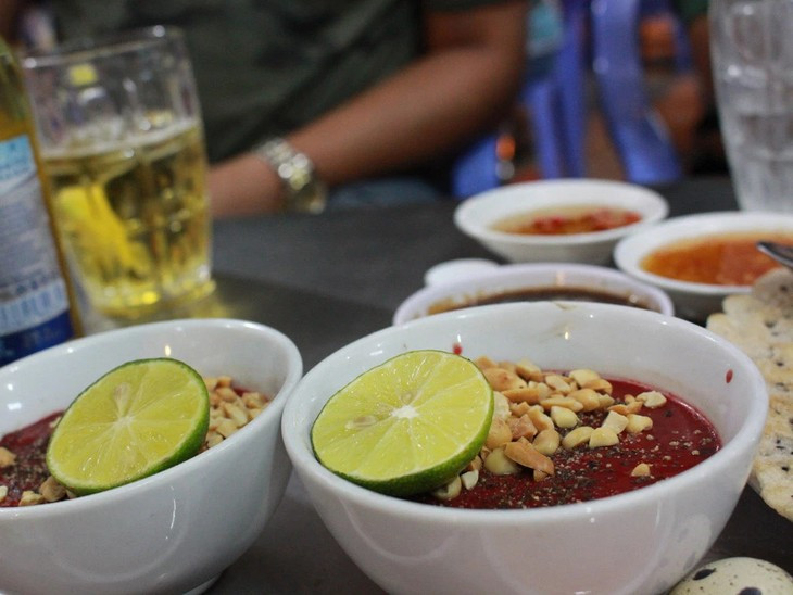 Nguoi dan ong 42 tuoi nhiem lien cau lon sau khi an tiet canh