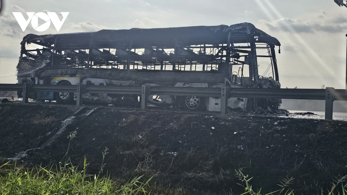 Xe khach bat ngo boc chay, cao toc Trung Luong - TP HCM un tac