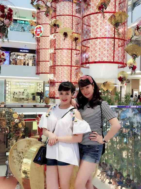 Vân Dung và chị gái Vân Trang sở hữu dung mạo khá giống nhau.