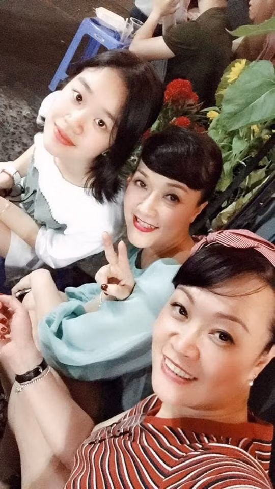 Trên mạng xã hội, 2 chị em cũng thường xuyên đăng tải những hình ảnh có mặt nhau. Khi thì là những bức hình mang ký ức tuổi thơ, lúc lại là cảnh vui vầy bên bố mẹ hay khoảnh khắc đi chơi đầy vui vẻ bên chị em, bạn bè. Có thể thấy, Vân Trang - Vân Dung không chỉ có tình thân của chị em ruột mà còn như 2 người bạn cùng trang lứa. Chị gái cũng chính là một "cạ cứng" không thể thiếu trong cuộc đời của nữ danh hài 7x.