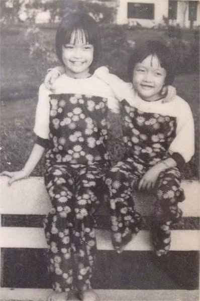 Ngày còn bé, Vân Dung sống cùng bố mẹ ở Thái Nguyên. Lúc mới 3-4 tuổi, chị đã thích cùng chị gái Vân Trang đóng kịch công chúa - hoàng tử, rồi tham gia vào một số tiểu phẩm mà hai chị em làm... đạo diễn và diễn viên luôn. Vì thế, từ nhỏ, nữ diễn viên 7X đã muốn đứng trên sân khấu giống như cha mẹ mình. 