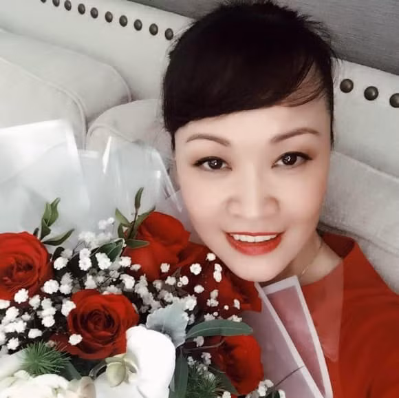 Nhan sắc trẻ trung ở tuổi 50 của chị gái danh hài Vân Dung. Hiện tại, Vân Trang đang có tổ ấm riêng và rất tất bật với việc quản lý một số nhà hàng tại Hà Nội. Dù bước qua tuổi tứ tuần, nhưng chị ruột của "Táo y tế" vẫn thu hút sự chú ý của cộng đồng mạng bởi nhan sắc trẻ trung, xinh đẹp.