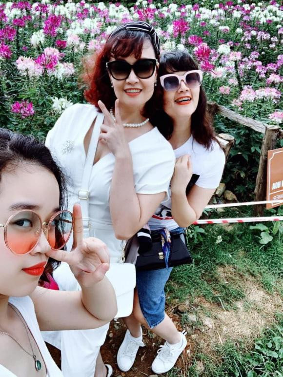 Mới đây, Vân Dung vừa đăng tải hình ảnh bên chị gái Vân Trang. Nữ danh hài kèm theo lời đề tựa: "Có những thứ bình lặng mà bền lâu như tình cảm chị em đậm sâu thắm thiết. Gặp đúng cạ, tìm đúng bạn, chơi đúng người, đúng thời điểm, thì chẳng cần thề hứa sẽ vẫn an yên, vui vẻ, hạnh phúc".