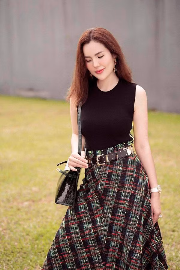 Ngoài danh hiệu trên, cô là chủ đầu tư và Chủ tịch Hội đồng quản trị của hệ thống nghỉ dưỡng cao cấp, resort và nhà hàng thuộc tập đoàn danh tiếng tại Mũi Né, Phú Quốc, Nha Trang.