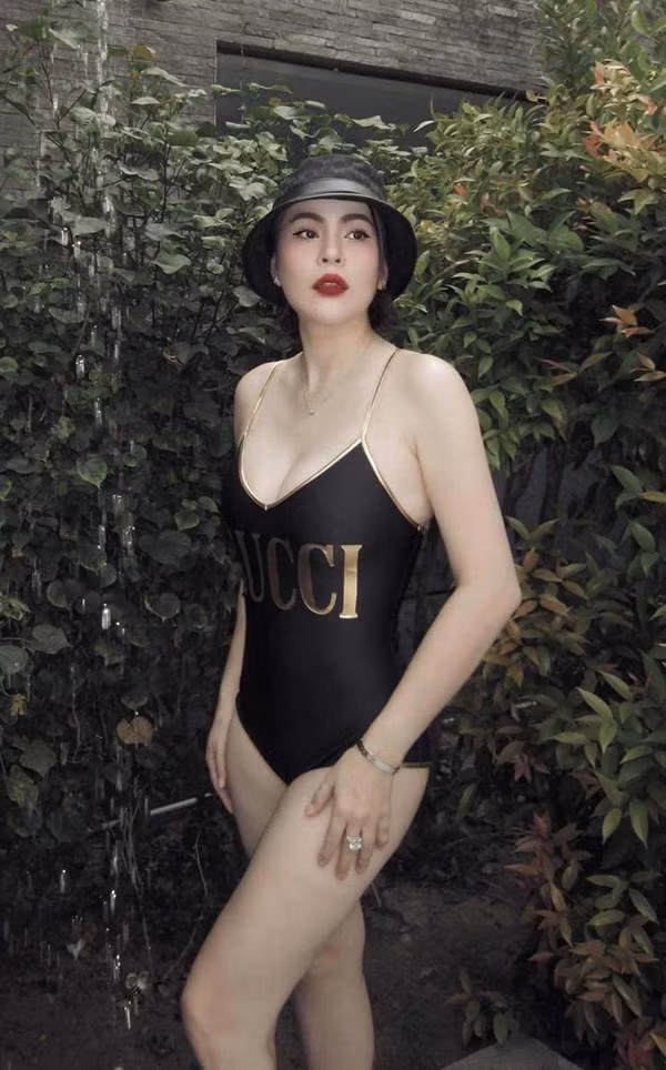 Thỉnh thoảng mới xuất hiện tại một vài sự kiện giải trí nhưng Phương Lê được biết đến là “tay chơi” hàng hiệu bậc nhất showbiz Việt. Cô sở hữu nhiều nhẫn kim cương hàng chục tỷ đồng, túi da cá sấu của Hermes trị giá 2 tỷ. Cô còn gây choáng khi công khai bộ sưu tập túi xách đắt tiền của những thương hiệu có tiếng trong làng thời trang như Chanel, Dior,…