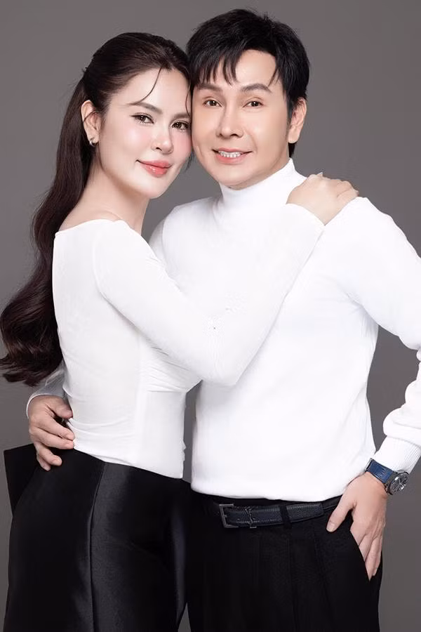 Trước khi làm lễ đính hôn với Phương Lê, NSƯT Vũ Luân cho biết anh từng trải qua vài mối tình dang dở, trong đó có hai lần định kết hôn nhưng không thành. Nhiều năm qua, nghệ sĩ sống độc thân. Anh nói nhờ đi hát ở đâu cũng được khán giả yêu thương nên anh vơi bớt nỗi buồn vì thiếu vắng người bên cạnh bầu bạn. Dù vậy, Vũ Luân thừa nhận "những lúc về nhà ngủ tôi lại thấy cô đơn".