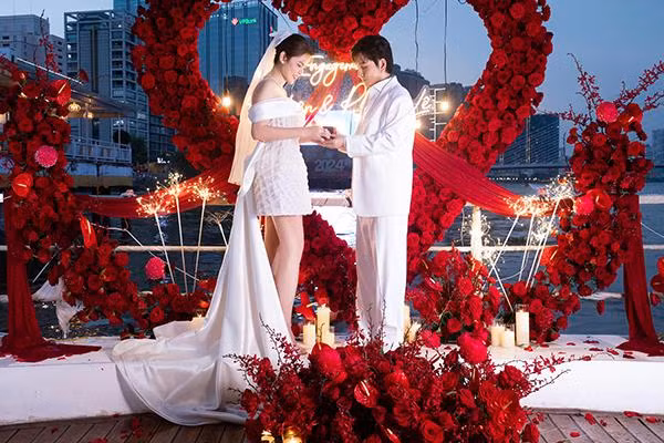 Hoa hậu Quý bà Phương Lê và NSƯT Vũ Luân tổ chức lễ đính hôn trên du thuyền ở TP HCM. Sự kiện chỉ có khoảng 10 vị khách là những người thân thiết nhất với cặp sao. Trong buổi lễ, NSƯT Vũ Luân tâm sự: "Anh và em quen biết nhau cũng hơn một năm rồi. Một năm qua xảy ra nhiều biến cố ảnh hưởng tới tên tuổi của cả hai chúng ta. Nhưng chính nhờ những điều như thế anh cảm nhận được em là người mà anh sẽ đặt trọn trái tim để cùng em đi suốt quãng đời còn lại".