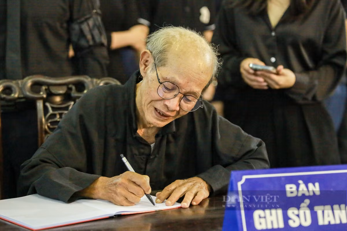 Những ân tình dành cho cố nghệ sĩ được bạn bè, đồng nghiệp, khán giả gửi lại qua cuốn sổ tang.