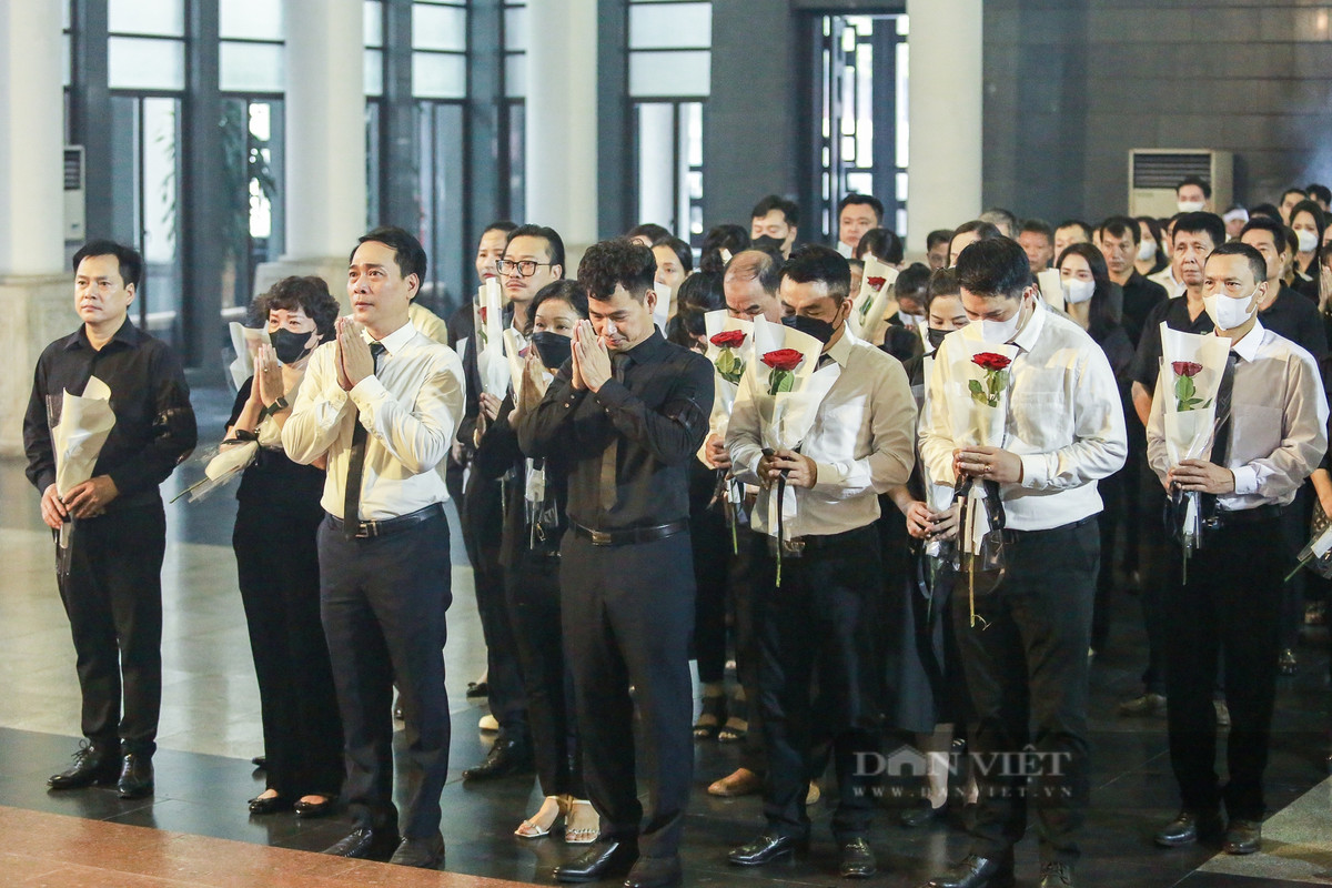 NSND Xuân Bắc, NSƯT Kiều Minh Hiếu cùng các nghệ sĩ, diễn viên của nhà hát đã đến tiễn biệt NSƯT Bùi Phương Nga trong niềm tiếc thương vô hạn.