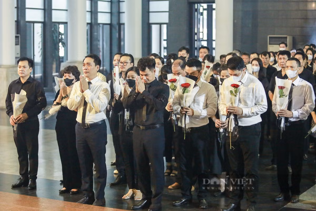 NSND Xuân Bắc, NSƯT Kiều Minh Hiếu cùng các nghệ sĩ, diễn viên của nhà hát đã đến tiễn biệt NSƯT Bùi Phương Nga trong niềm tiếc thương vô hạn.