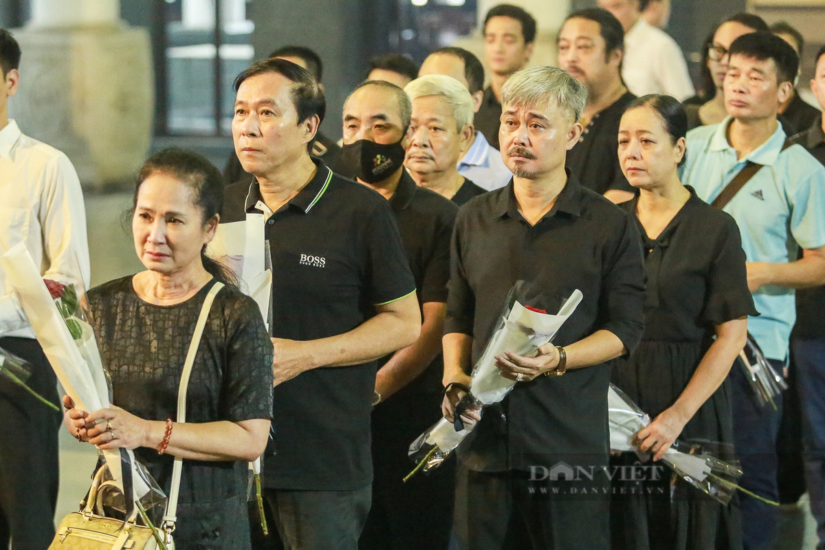 NSND Lan Hương và NSƯT Đỗ Kỷ, cặp vợ chồng nghệ sĩ gạo cội, đã không giấu nổi niềm xúc động nghẹn ngào khi đến tiễn biệt người em, người đồng nghiệp tài hoa bạc mệnh. Trước khi về công tác tại Cục Nghệ thuật Biểu diễn, NSƯT Đỗ Kỷ có nhiều năm làm việc cùng NSƯT Bùi Phương Nga tại Nhà hát Kịch Việt Nam.