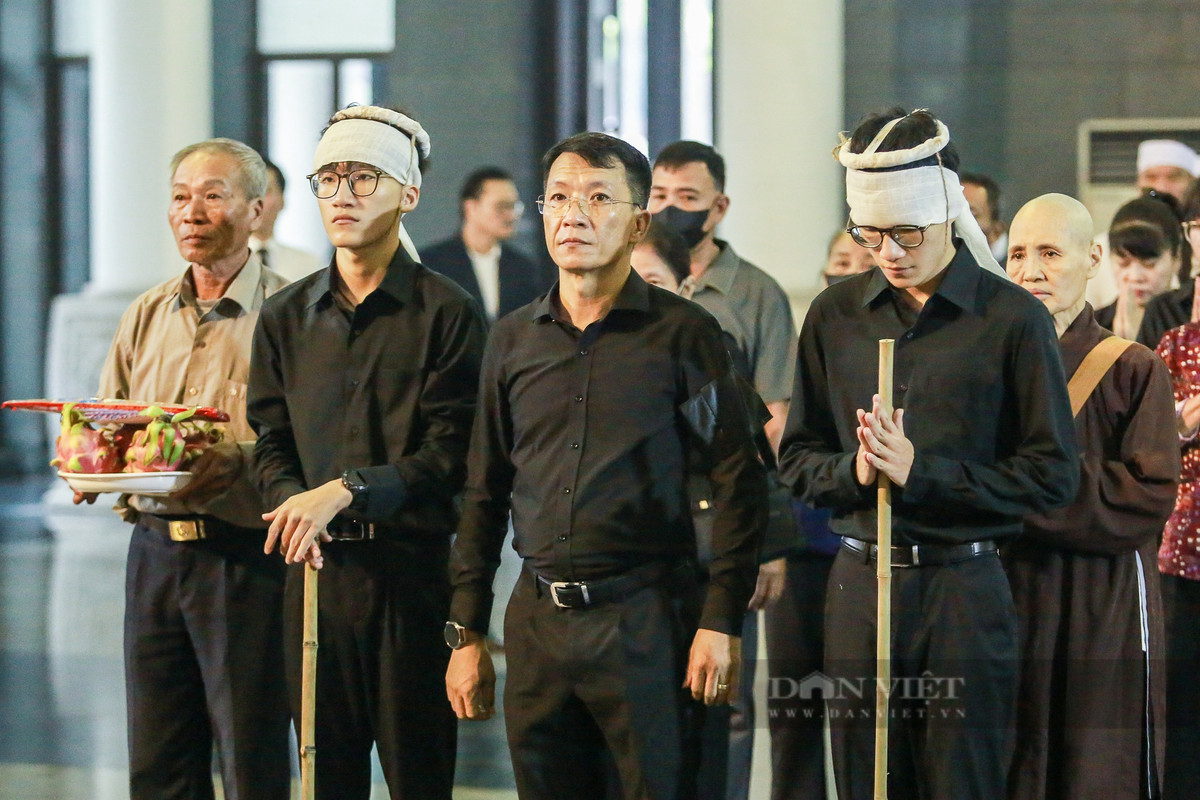 Người thân của nữ nghệ sĩ tiễn NSƯT Bùi Phương Nga về nơi an nghỉ cuối cùng.