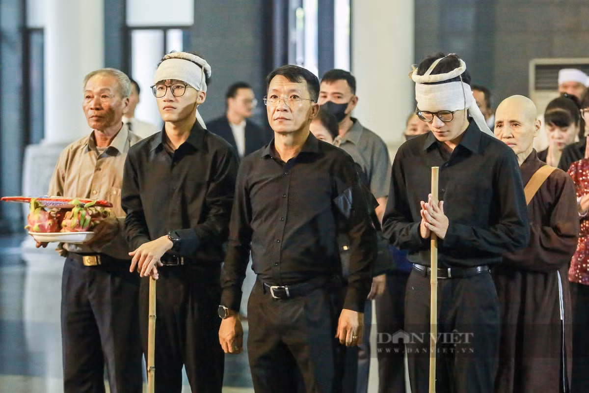 Người thân của nữ nghệ sĩ tiễn NSƯT Bùi Phương Nga về nơi an nghỉ cuối cùng.