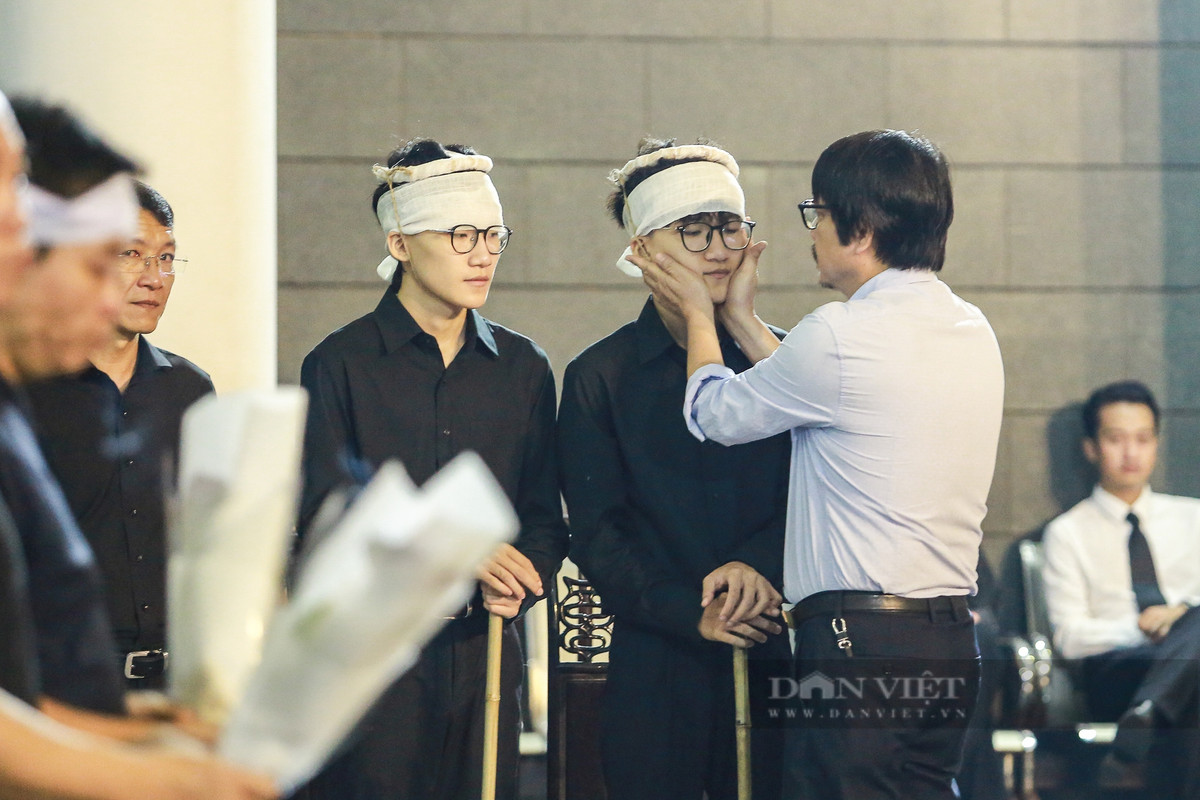 Nghệ sĩ Sĩ Tiến - Giám đốc Nhà hát Tuổi trẻ chia buồn với gia đình Nghệ sĩ Ưu tú Bùi Phương Nga.