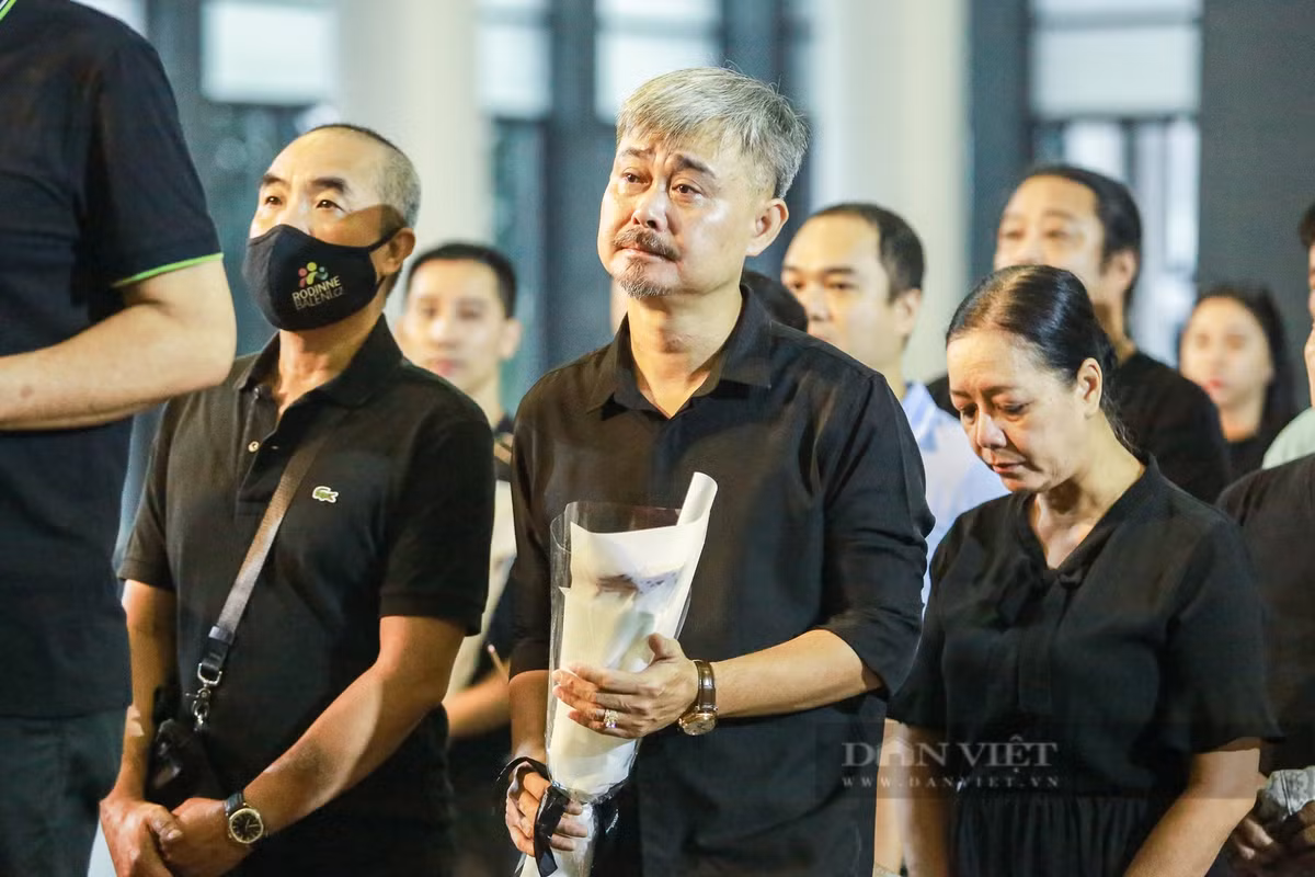 Nghệ sĩ Vĩnh Xương, Chiều Xuân, Quốc Quân đến tiễn đưa đồng nghiệp.