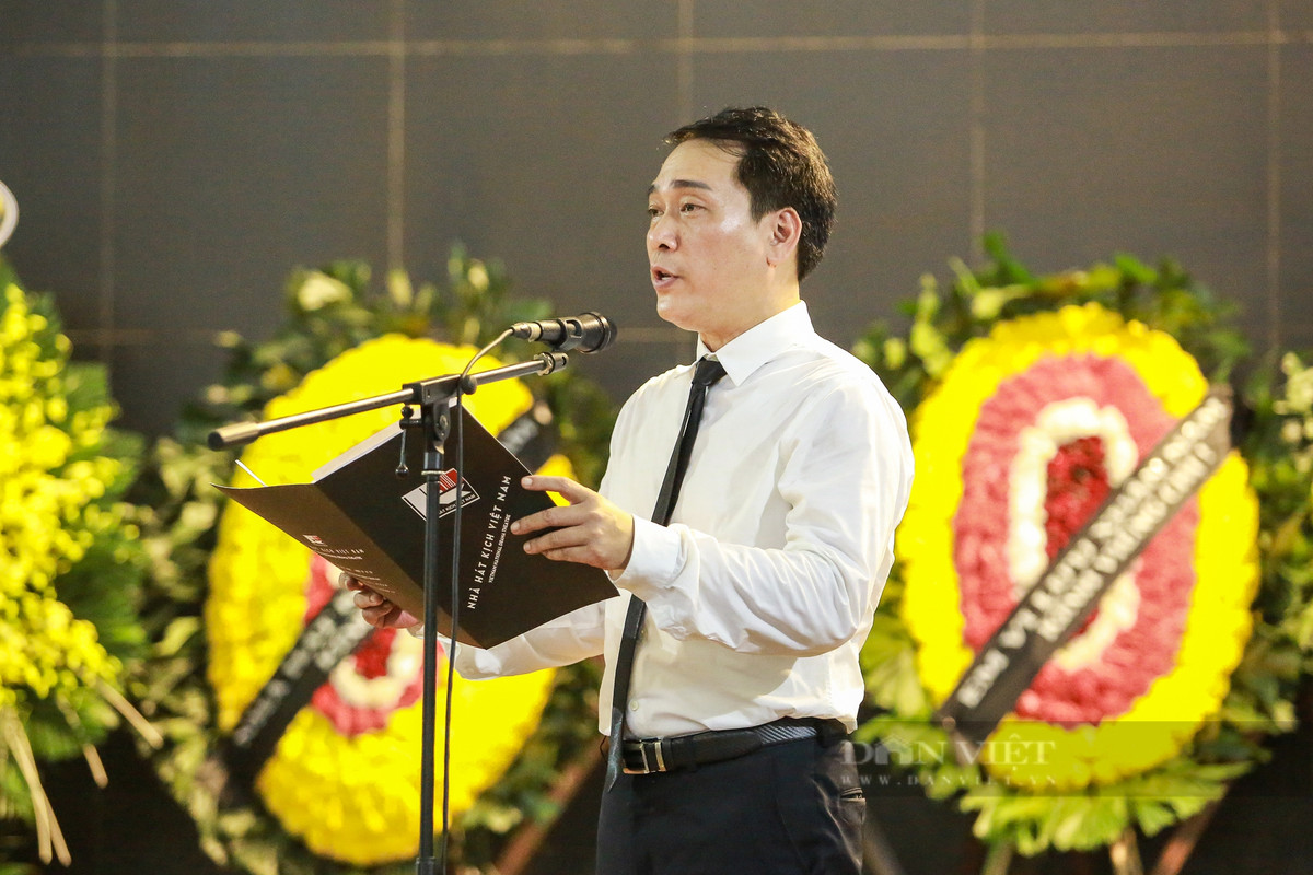 NSƯT Kiều Minh Hiếu - Phó Giám đốc Nhà hát Kịch Việt Nam đọc điếu văn. Anh cho biết NSƯT Phương Nga là một tài năng của Nhà hát Kịch Việt Nam và sân khấu, là tấm gương sáng đối với những đồng nghiệp bởi niềm say mê, hết mình với công việc. Công chúng yêu thích các vở kịch của Nhà hát Kịch Việt Nam chắc chắn không thể quên được một Phương Nga “Mê-đê” khiến người xem đầy phẫn nộ; một Phương Nga trong “Trung tá Hà” khiến khán giả phải cảm thương nhưng cũng có một Phương Nga trong “Mẹ Muộn” làm cho khán giả không cầm được những dòng nước mắt xót xa.