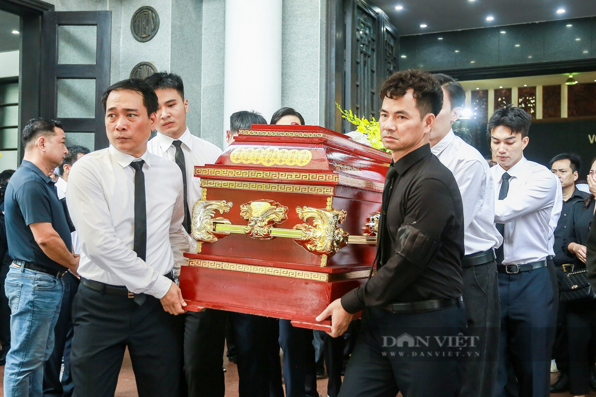 Hai lãnh đạo Nhà hát Kịch Việt Nam - NSND Xuân Bắc và NSƯT Kiều Minh Hiếu cùng di quan, đưa NSƯT Bùi Phương Nga đến nơi hỏa táng trong niềm tiếc thương vô hạn và lòng kính trọng đối với người đồng nghiệp tài năng.