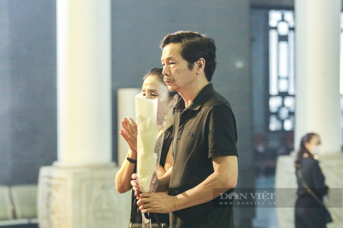 Nghệ sĩ Trung Anh lặng người khi tiễn biệt Nghệ sĩ Ưu tú Bùi Phương Nga