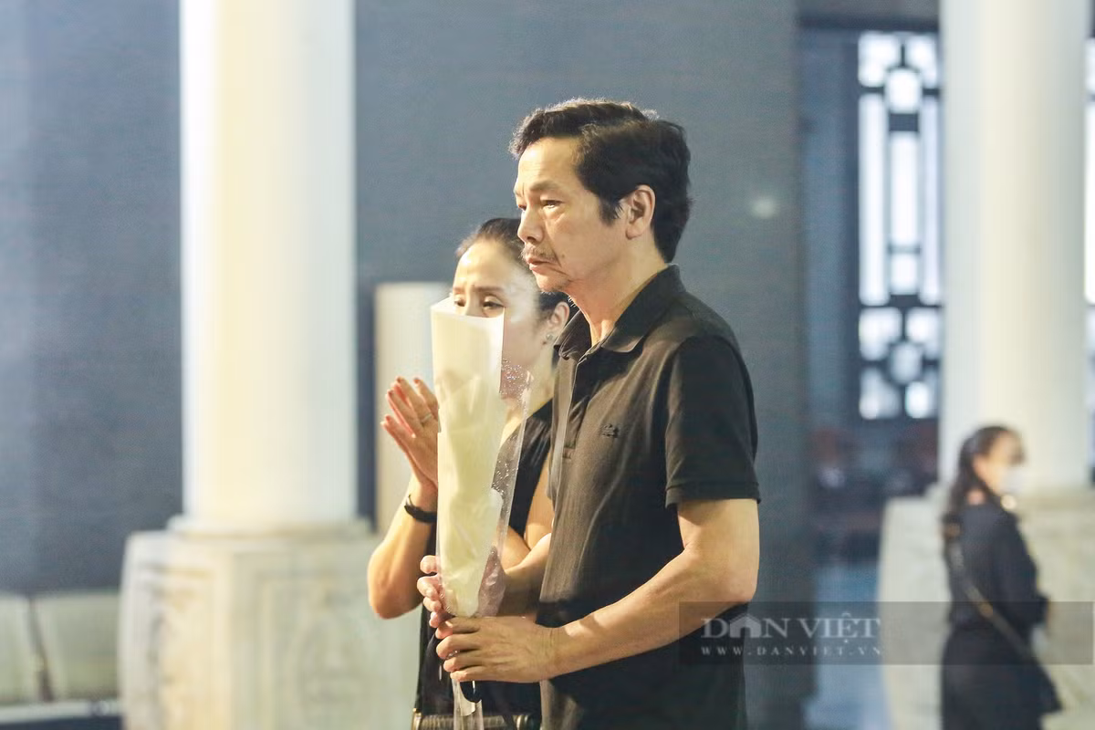 Nghệ sĩ Trung Anh lặng người khi tiễn biệt Nghệ sĩ Ưu tú Bùi Phương Nga