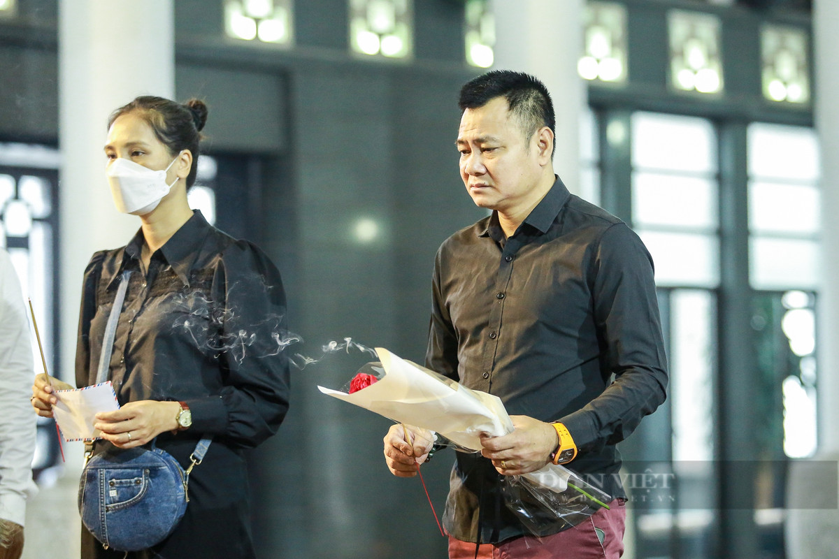 NSND Tự Long, dù đang tham gia chương trình "Anh trai vượt ngàn chông gai", vẫn dành thời gian quý báu đến tiễn biệt NSƯT Bùi Phương Nga, người đồng nghiệp thân thiết. Sự hiện diện của anh tại lễ viếng thể hiện tình cảm và sự trân trọng đối với người đã khuất.