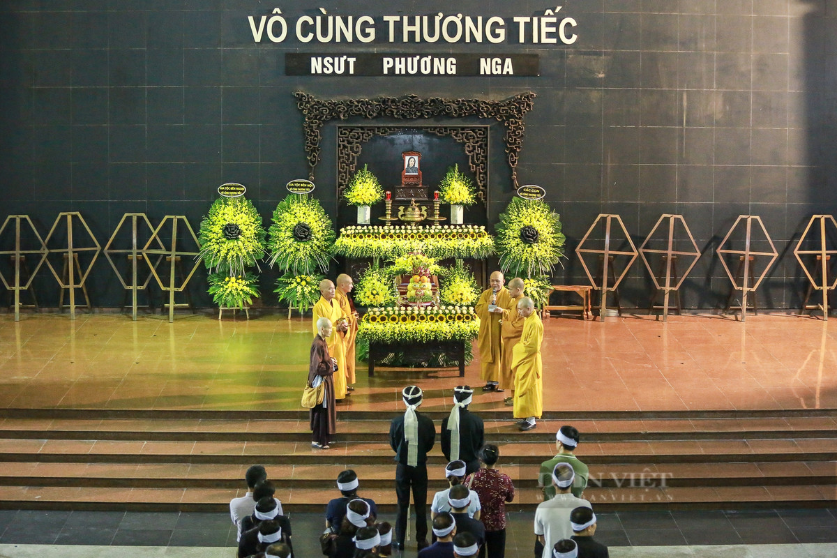 Sáng 19/7, lễ viếng và lễ truy điệu NSƯT Bùi Phương Nga diễn ra tại Nhà tang lễ Quốc gia số 5 Trần Nhân Tông. Nữ nghệ sĩ công tác tại Nhà hát Kịch Việt Nam, nổi tiếng với các vở kịch "Hồn Trương Ba, da hàng thịt", "Điều còn mãi"... Chị qua đời ở tuổi 47 hôm 14/7 sau hai năm chống chọi với bệnh ung thư để lại niềm tiếc thương vô hạn trong lòng người thân, đồng nghiệp và khán giả yêu mến.