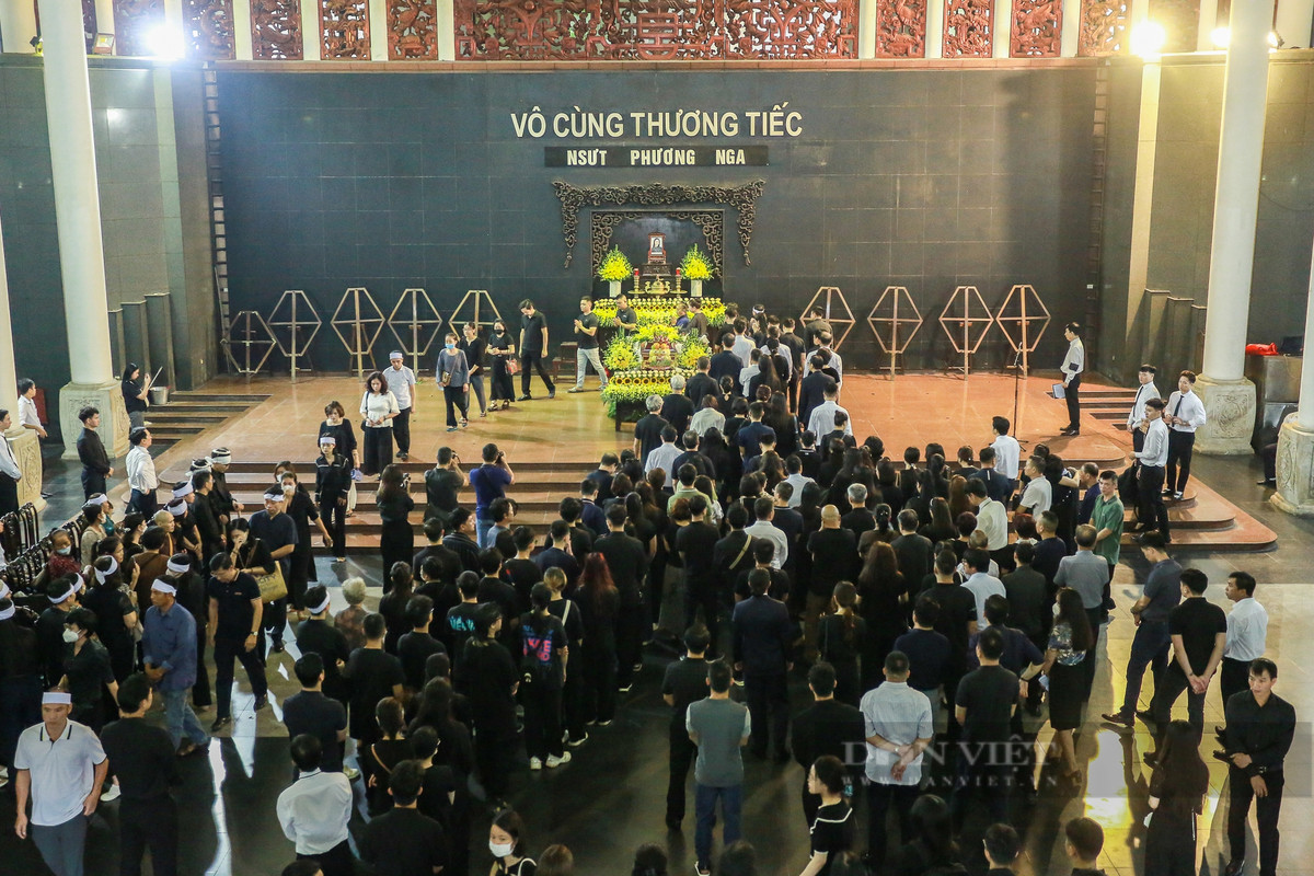 Trong không khí trang nghiêm, dòng người lặng lẽ đi quanh linh cữu NSƯT Bùi Phương Nga, để tỏ lòng thành kính và tiễn biệt người nghệ sĩ tài năng lần cuối.